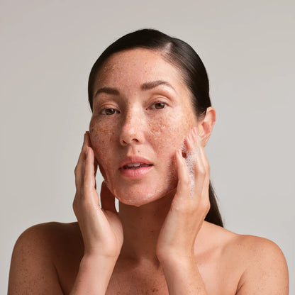 Gel de curățare cu niacinamide Karuna Balancing Cleanser 150ml