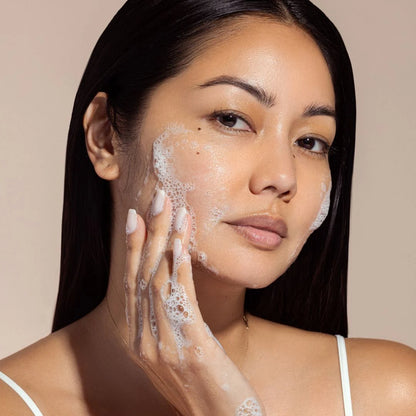 Gel de curățare cu niacinamide Karuna Balancing Cleanser 150ml